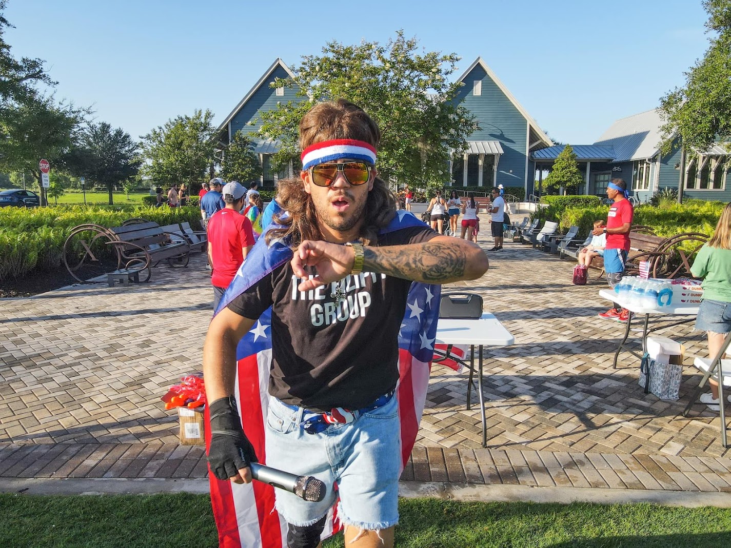 Stars-and-stripes themed run host hyping up the crowd